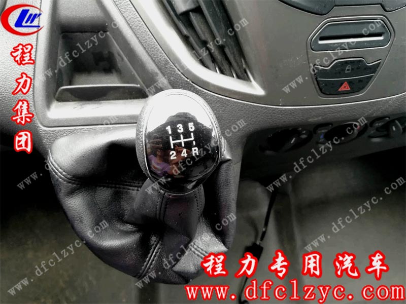 國五福特新全順V362救護(hù)車（汽油版）內(nèi)飾