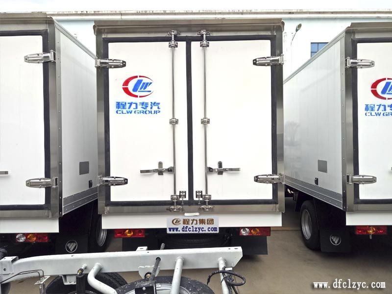 程力集團(tuán)福田祥菱冷藏車正后面 程力集團(tuán)福田祥菱冷藏車正后面