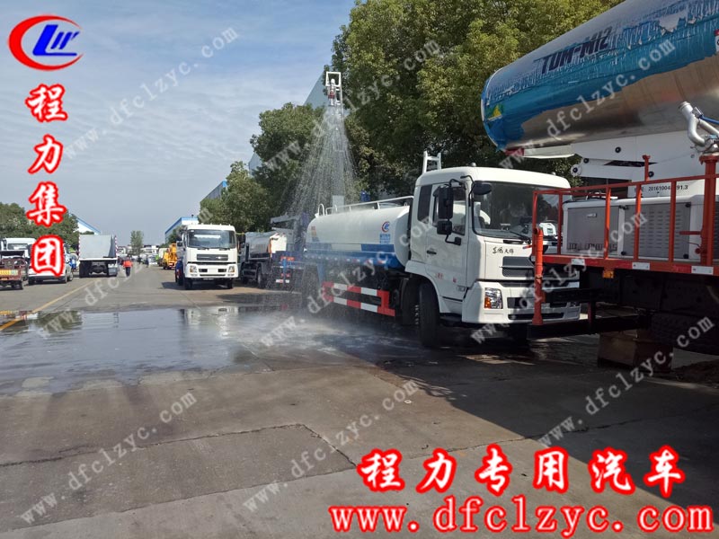湖北程力集團東風(fēng)天錦鐵路多功能抑塵噴灑車